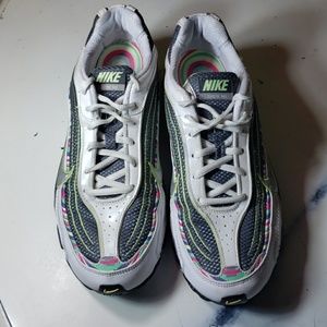 Nike shoxs M1 womens size 9.5. White and grey